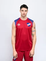 Musculosa de entrenamiento roja con detalles estampados en azul en los hombros, logo de Umbro y escudo del Club Nacional de Football.