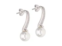 Aros colgantes de plata con forma de gancho, decorados con circonias y perlas blancas.