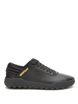 Sneaker Caterpillar modelo Hex + color negro, con capellada de cuero napa texturizado y suela de goma robusta con diseño de panal. Presenta el logo de la marca en color amarillo en el lateral y en la lengüeta.