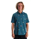 Camisa celeste de manga corta con cuello abotonado y estampado de figuras geométricas en tonos amarillo, naranja y verde.