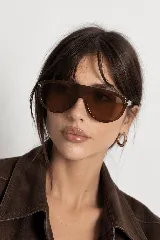 Lentes de sol Ava con armazón grande de policarbonato marrón traslúcido, diseño tipo aviador con puente superior ancho y micas marrones con protección UV400.