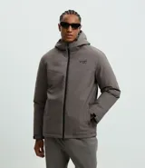 Campera deportiva con capucha, cierre frontal por cremallera y mangas largas con ajuste de velcro en los puños. Presenta estampa lettering pequeña en el pecho y bolsillos laterales. Confeccionada en tejido técnico de poliéster con forro de poliamida.