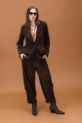 Pantalón baggy de corte holgado y silueta amplia, confeccionado en tela con textura aterciopelada. Presenta cintura elástica y bolsillos laterales.