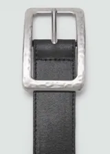 Cinturón negro de textura lisa con hebilla cuadrada metálica de acabado envejecido.