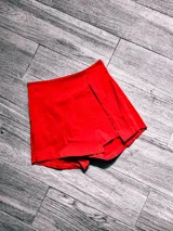 Short pollera rojo de tela bengalina con tajo lateral.
