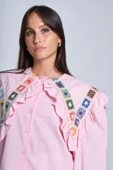 Camisa color crema con cuello Claudine y bordado de crochet multicolor.