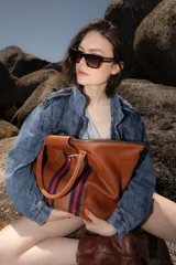 Parka de jean oversize en tono óxido con acabado lavado, bolsillos frontales con tapa, cuello clásico y puños regulables.