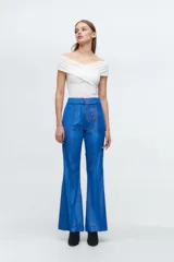 Top off-the-shoulder confeccionado en microtul con apliques brillantes. Presenta un diseño cruzado en el frente y ajuste al cuerpo.