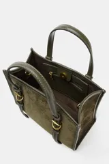 Bolso mini shopper de efecto pana en color marrón, con detalles en cuero sintético marrón, asas de mano, asa bandolera extraíble de tela en color beige y cierre imantado.