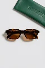 Lentes de sol Runway con armazón rectangular de carey en tonos marrones y cristales tintados en marrón.