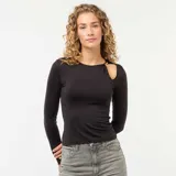 Camiseta de manga larga en color negro, confeccionada en tejido elástico y entallado. Presenta un diseño con cuello redondo y una abertura tipo cut-out en el hombro izquierdo, decorada con un detalle metálico dorado.