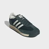 Championes Adidas SL 72 RS de estilo retro, color verde oscuro con las icónicas tres tiras laterales en blanco. Presentan una combinación de tejido de punto y refuerzos de gamuza, con mediasuela en tono crema y suela de goma dentada.
