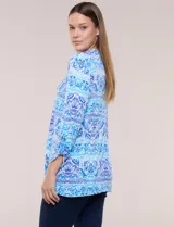 Remera de rayón con estampado paisley y geométrico en tonos de azul y celeste, con escote en V pronunciado y mangas 3/4 con sistema roll-up.