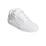 Championes adidas modelo Forum Low, de diseño urbano y deportivo en color blanco total. Presentan cierre con cordones y tira de velcro ajustable en el empeine, con las icónicas tres bandas laterales y el logo de la marca en la suela y el lateral.