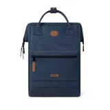 Mochila urbana Cabaia modelo Adventurer Reykjavik, color azul marino con detalles en cuero sintético color suela. Cuenta con un compartimento principal con cierre, bolsillo frontal con cierre, dos asas superiores y correas ajustables.