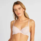 Sujetador con relleno y aros, confeccionado en algodón color lila claro, con detalle de puntilla en el borde superior de las copas y breteles finos ajustables.