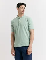 Remera azul con cuello polo y tapeta de dos botones.