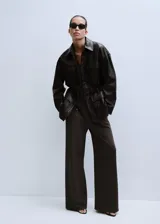Pantalón de corte ancho, color marrón oscuro, de tiro medio y diseño fluido.