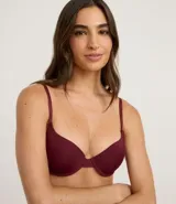 Soutien push-up color bordó, con copas preformadas y relleno, tirantes ajustables y cierre de corchetes en la espalda.