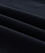 Remera de corte boxy con cuello redondo y mangas cortas, confeccionada en tejido de malla pesada con textura gomosa.