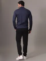 Remera de manga larga azul marino de Calvin Klein, con cuello alto y media cremallera.