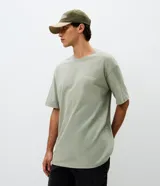 Remera de algodón con corte relajado, cuello redondo y mangas cortas. Presenta una estampa trasera con ilustración de mosquetones y el texto Essential, junto con una estampa frontal discreta.