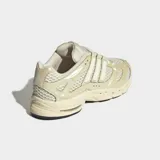 Championes Adidas Adistar MLD color beige, con revestimiento metalizado mate y base de malla perforada transpirable, cordones y suela con detalles en negro.