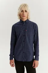 Camisa de manga larga a cuadros azul marino y gris, con cuello abotonado, bolsillo en el pecho y logo de la marca en rojo.