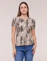 Remera de silueta entallada con escote a la base, mangas cortas y estampado animal print de serpiente.