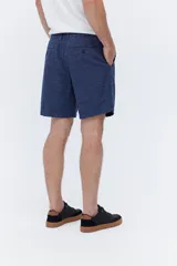 Bermuda estilo chino confeccionada en mezcla de lino y algodón, color azul melange, de corte suelto, cintura elastizada con cordón ajustable y pinzas delanteras.