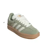 Championes Adidas Samba XLG color verde con las tres tiras blancas y suela marrón.