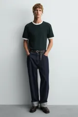 Bota estilo cowboy con acabado desgastado, tiradores laterales y horma cuadrada con tacón.