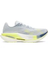 Championes de running Under Armour U Velociti Elite 3, color gris claro con detalles en amarillo flúor y blanco. Incorporan placa de carbono integral, capellada de tejido Leno elástico y entresuela de espuma ligera y reactiva con tecnología HOVR+.