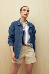 Short color beige de tiro medio y corte clásico, con bolsillos delanteros y traseros.