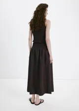 Falda midi color marrón oscuro con cintura elástica fruncida y silueta evasé.