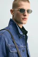 Cazadora de denim de algodón con corte relajado, cuello solapa, cierre frontal de botones y mangas largas con puños abotonados. Presenta bolsillos de solapa en el pecho y bolsillos laterales de vivo, con un acabado de efecto lavado.