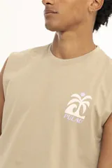 Musculosa color beige con cuello redondo y logo estampado de una palmera con el texto "Pulau" en color lila.
