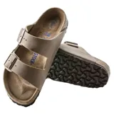 Sandalias Birkenstock modelo Arizona Soft Tabacco Brown, de cuero aceitado marrón con dos tiras ajustables con hebillas metálicas y plantilla anatómica de corcho.