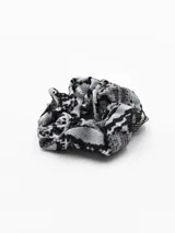 Scrunchie de tela con estampado de piel de serpiente en tonos grises y negros.