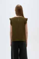 Blusa verde militar de poliéster, con cuello redondo a la base, sin mangas y detalle de volados en los hombros.