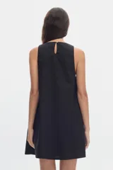 Vestido corto de algodón color negro, sin mangas y con corte evasé.