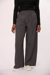 Pantalon sastrero de corte recto y tiro alto, con diseño de pinzas frontales, bolsillos laterales y cierre con botón.