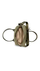 Cartera de mano marrón de tela impermeable, con doble bolsillo frontal con cierre, asa corta de mano y correa larga ajustable y desmontable. Incluye bolsillos interiores para mayor organización.