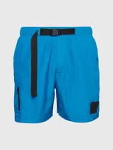 Bañador corto de largo medio Calvin Klein CK Nylon, color azul eléctrico, con cintura elástica, cordón de ajuste y cinturón de cinta con hebilla y logo. Incluye bolsillos laterales, bolsillo trasero con cremallera y forro de malla.