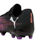 Championes de fútbol Puma Future 8 Play FG/AG, color negro con detalles en fucsia, naranja y violeta.