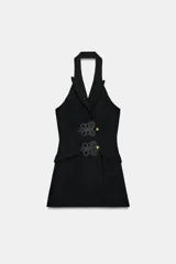 Mono negro de cuello halter con solapas, espalda descubierta y cierre frontal de botones con alamares.