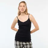 Camiseta de tirantes negra de tejido acanalado, con escote en V y detalle de puntilla en los bordes.