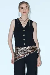 Pañuelo cuadrado de poliéster con estampado de leopardo y borde liso en tono cobre.