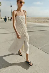 Vestido largo blanco de mezcla de algodón, con escote recto, tirantes finos, detalles de drapeado asimétrico y bajo con volados.