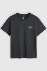 Remera Levi's de corte relajado, color negro, con cuello redondo, manga corta y pequeño estampado en el pecho con el logo de la marca enmarcado en un cartel señalizador.